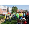 Foto: Kindergruppe mit Luftballons