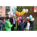 Foto: Bürgermeister im Kreise einer Kindergruppe