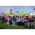 Foto: Kindergruppe mit Luftballons