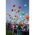 Foto: Kindergruppe mit Luftballons