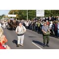 Foto: Zwei als Bauern verkleidete Herren „bestellen“ mit Saatgut ihr Land.