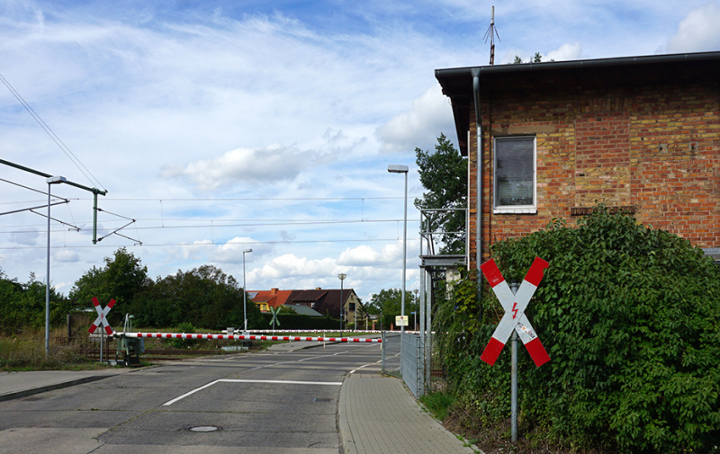 Foto: Bahnhübergang mit geschlossener Schranke