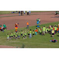 Foto: Kinder bei der Erwärmung auf dem Sportplatz