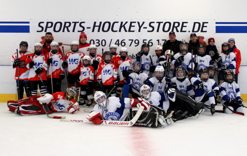 Gruppenfoto mit jungen Eishockey-Spielern Gruppenfoto mit jungen Eishockey-Spielern