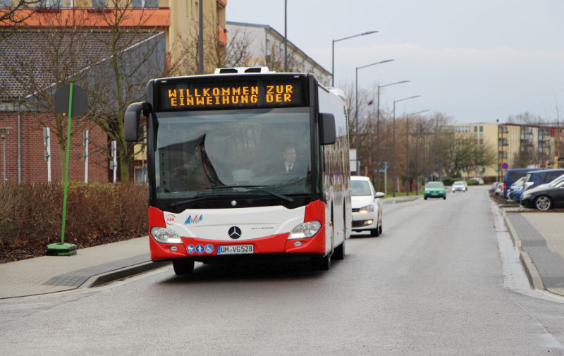Foto: Bus mit der Aufschrift „WILLKOMMEN ZUR EINWEIHUNG DER …“ Foto: Bus mit der Aufschrift „WILLKOMMEN ZUR EINWEIHUNG DER …“
