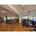 die anwesenden sitzen im Saal