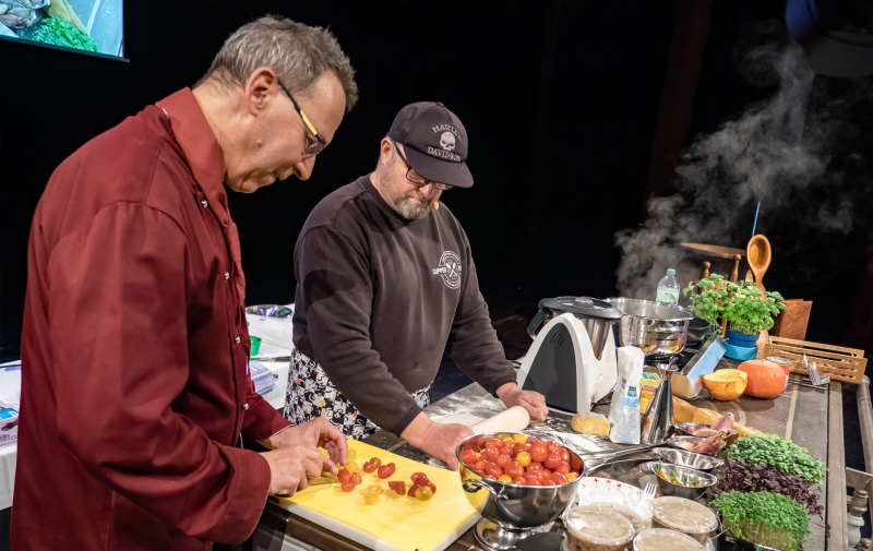 Foto: Moderator und Gast beim Kochen