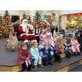 Foto: Weihnachtsmann mit Kindern im Center