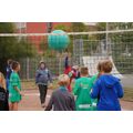 Foto: Volleyball mit riesigem Ball