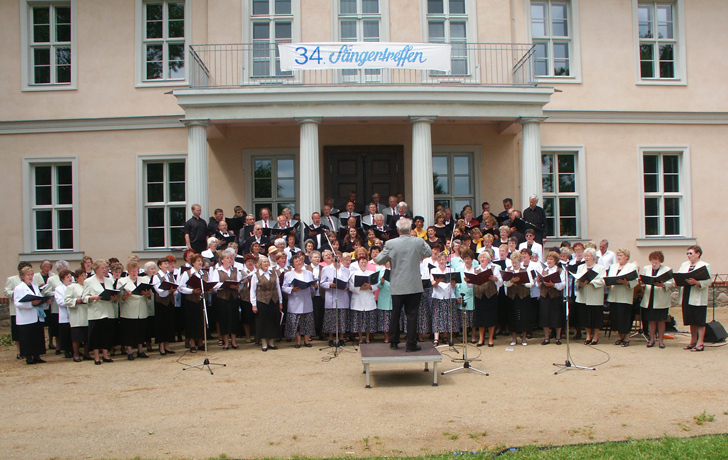 Foto: Chöre vor dem Criewener Schloss