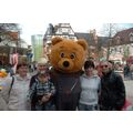 Foto: Familie mit Bär vor der Stadtmühle