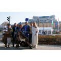 Foto: Schauspielertruppe mit den ubs und neugestalteten Bühnenturm im Hintergrund