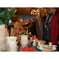 Foto: Besucher am Keramikstand