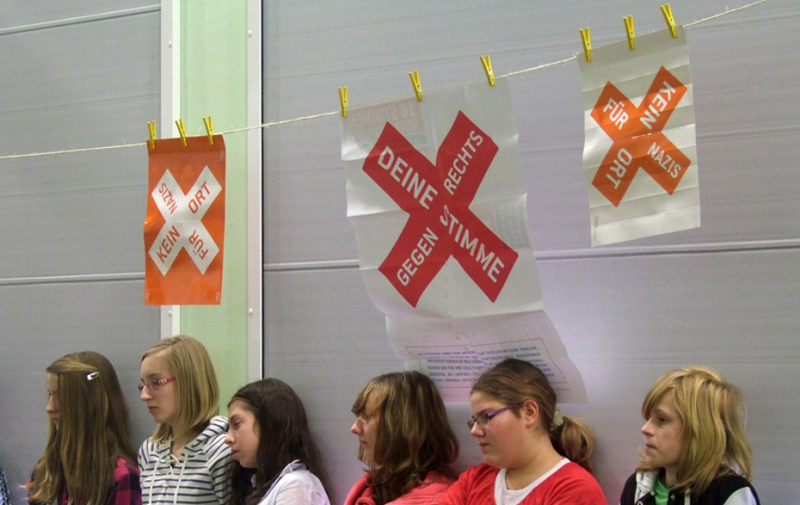 Foto: Schüler vor Plakaten