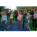 Foto: Kinder beim Tanzen in der Tennishalle im AquariUM.