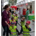 Foto: Kindergruppe mit gelben Neon-Westen auf dem Weg zur Oder-Center-Bühne.