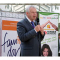 Foto: Bürgermeister Jürgen Polzehl hält mit einem Mikrofon in der Hand die Eröffnungsrede.