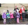 Foto: Der Bürgermeister eröffnet gemeinsam mit Kinder n und dem Weihnachtsmann den Stollenmarkt.