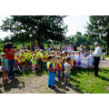 Foto: Eine größere Kindergruppe blickt zum sprechenenden Mann.