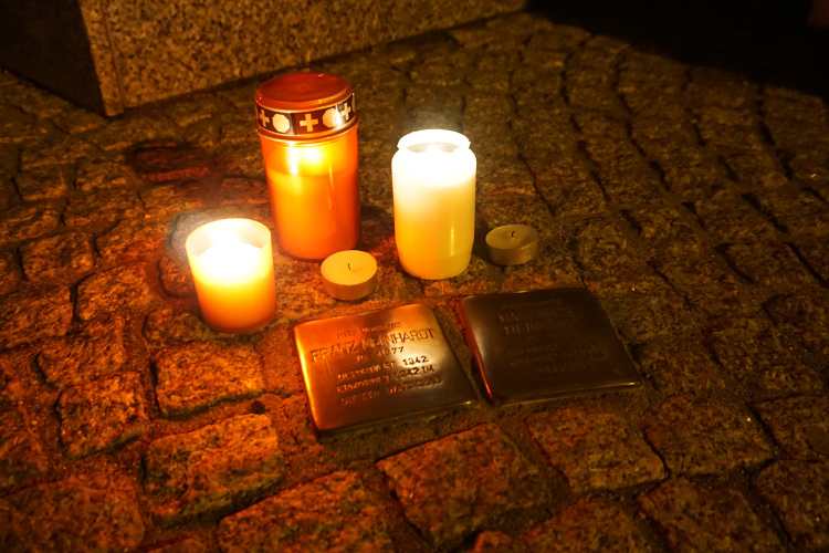 Foto: Kerzen neben den 2 Stolpersteinen Foto: Kerzen neben den 2 Stolpersteinen