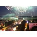 Foto: Feuerwerk beleuchtet Theater und Lindenallee