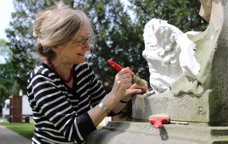 Foto: Künstlerin arbeitet an einer Skulptur.