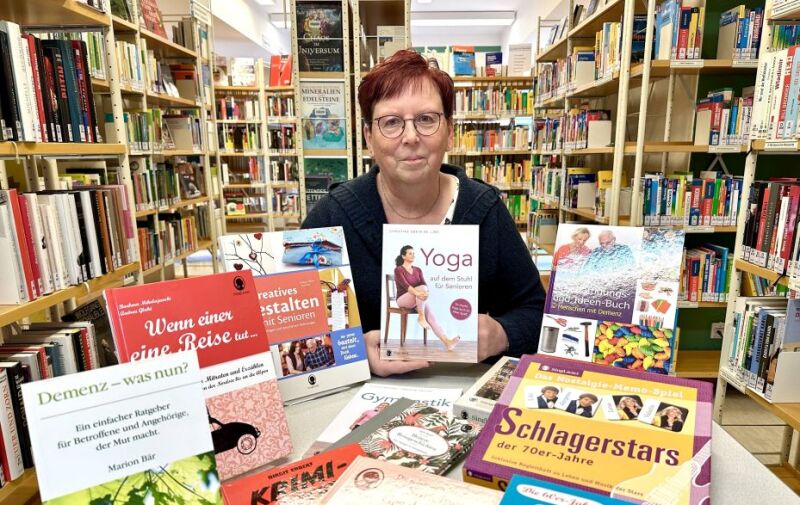 Foto: Mitarbeiterin mit Spendenpaket vom SingLiesel Verlag