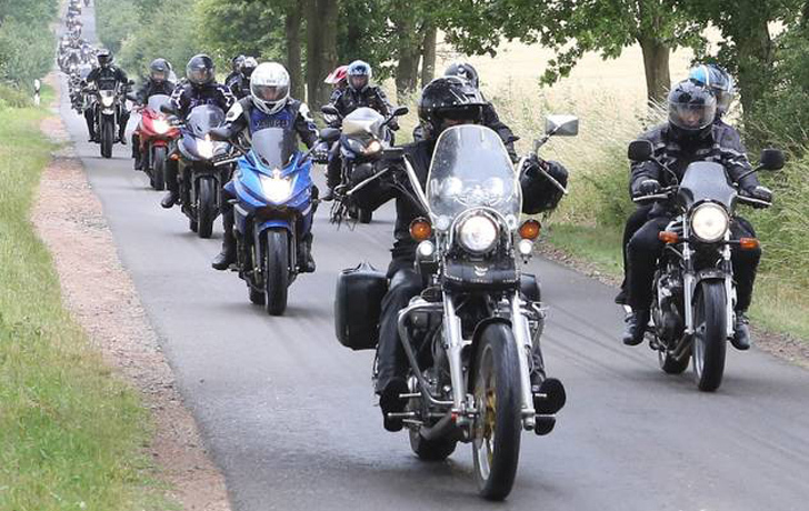 Foto: Motorradschlange auf der Landstraße