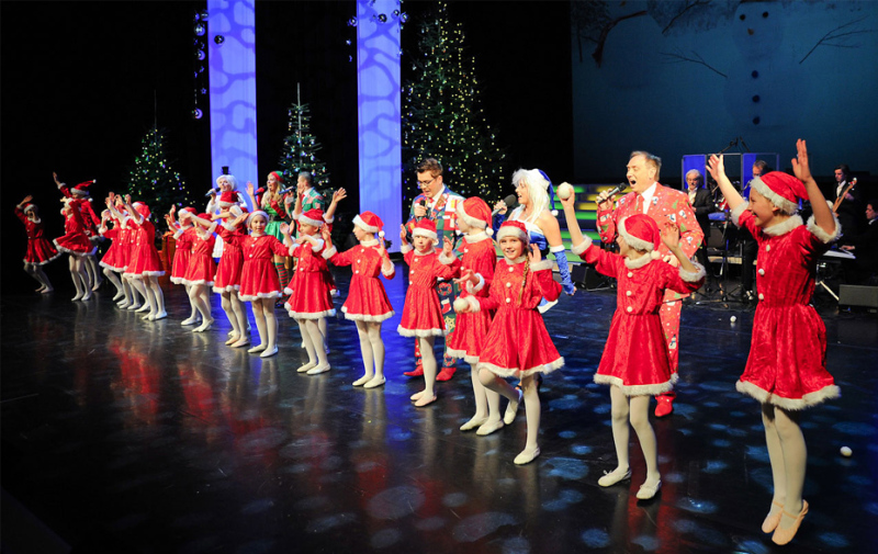 Foto: Kindertanzgruppe und Sänger in weihnachtlichen Kostümen Foto: Kindertanzgruppe und Sänger in weihnachtlichen Kostümen
