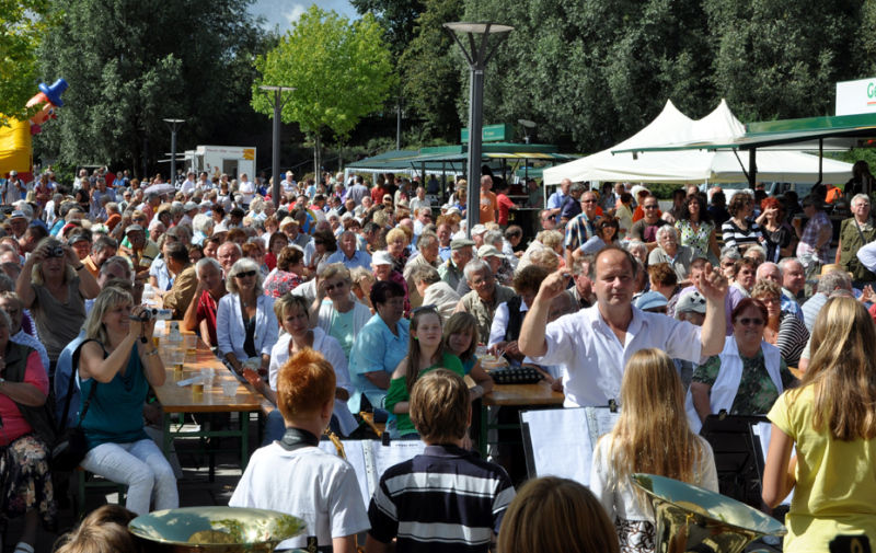 Foto: Bläser vor reichlich Publikum am Bollwerk