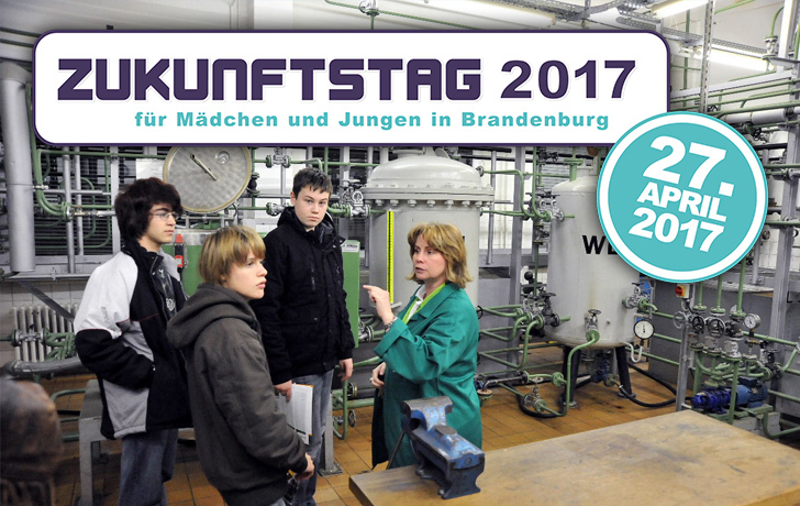 Foto: 3 Schüler bekommen im PCK eine Führung. Logo: Zukunftstag 27. April 2017