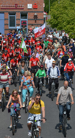 Foto: Hunderte Radfahrer setzen sich in Bewegung.