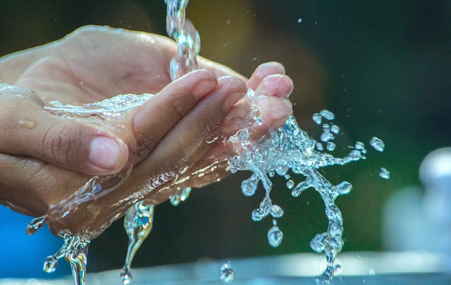 Foto: Wasser mit den Händen auffangend