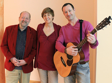 Gruppenfoto mit 3 Personen und einer Gitarre