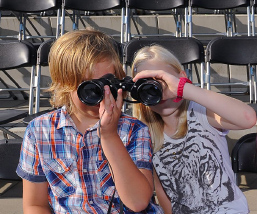 Foto: 2 Mädchen mit Fernglas