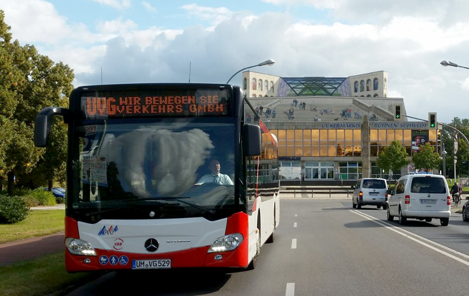 Foto: Bus vor den Uckermärkischen Bühnen