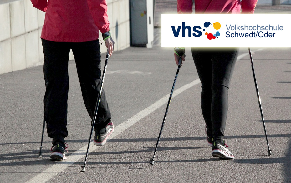 Foto: 2 Frauen von hinten beim Nordic Walking in der Stadt.