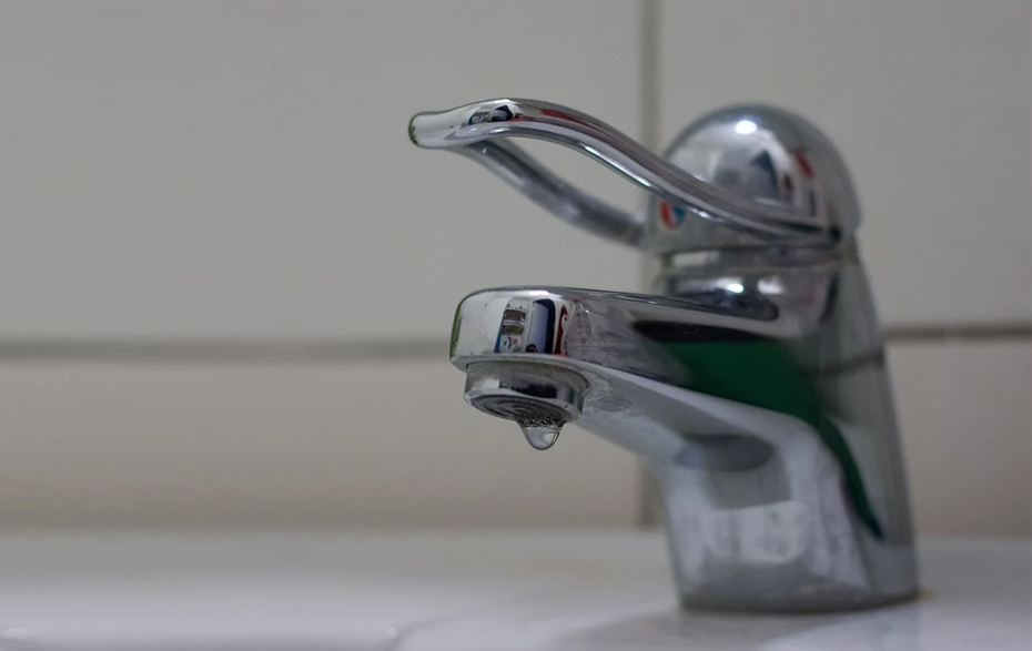 Foto: Wasserhahn mit einem Wassertropfen