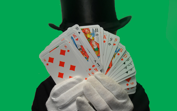 Foto: Hände mit Skatkarten
