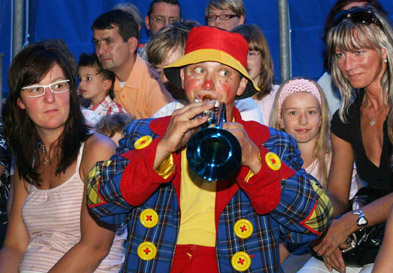 Foto: ein Clown mit Publikum